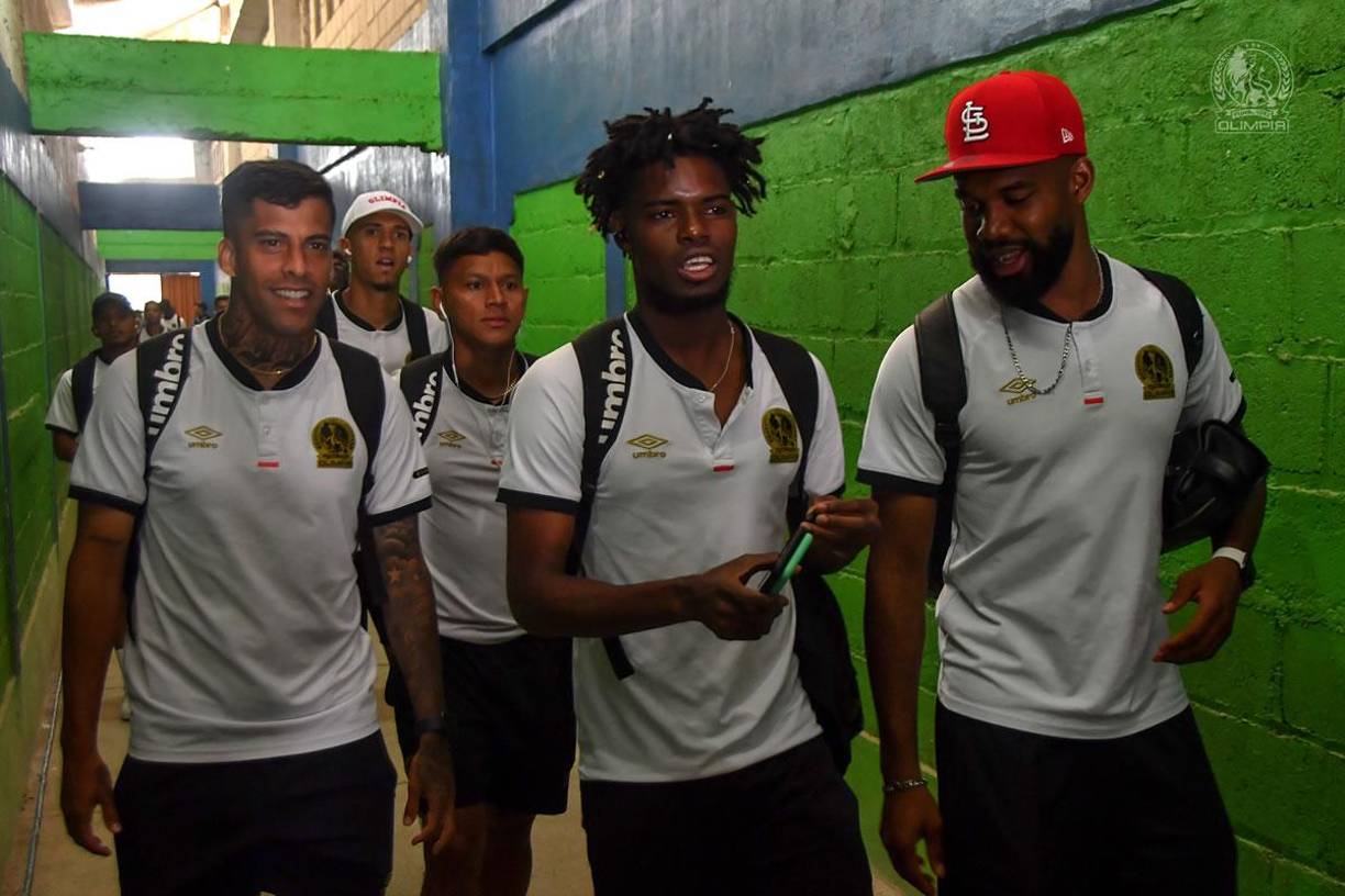 Los jugadores del Olimpia a su entrada al estadio Juan Ramón Brevé Vargas.