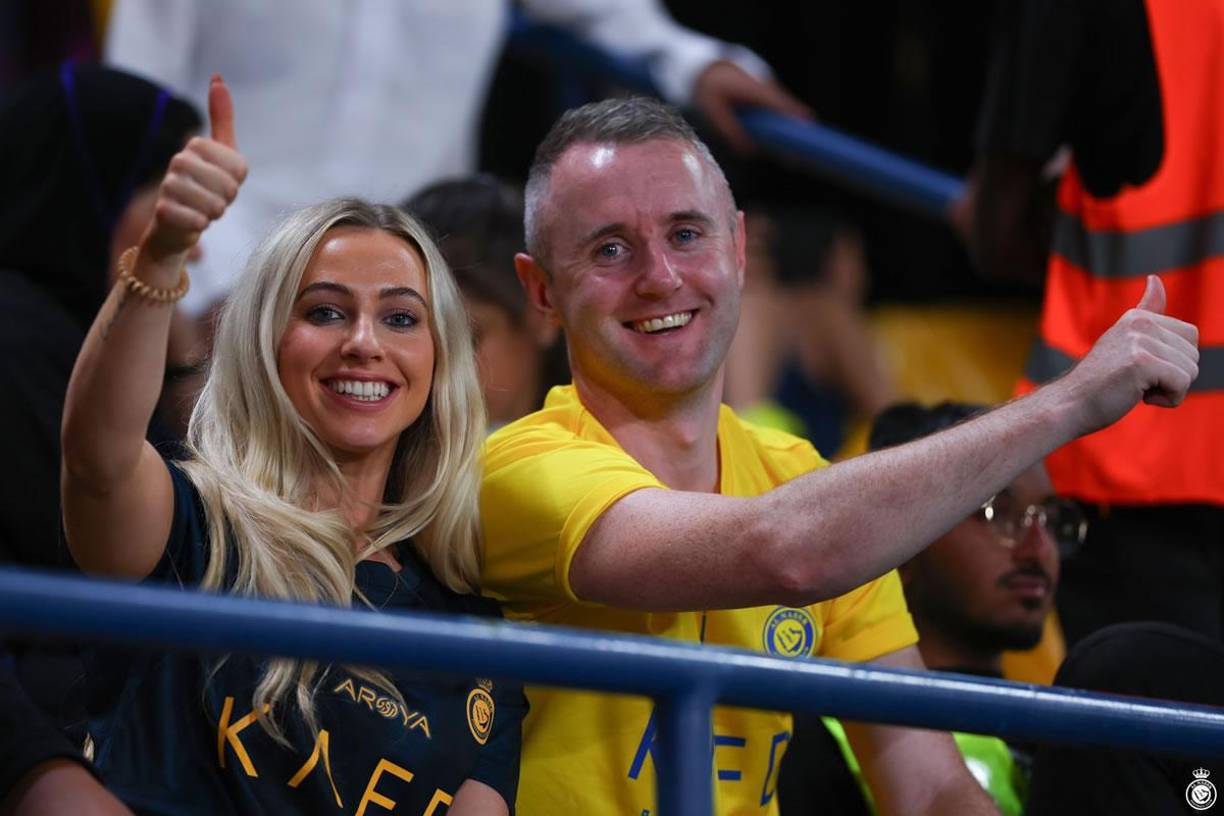 Este aficionado del Al Nassr, bien acompañado por una hermosa rubia.