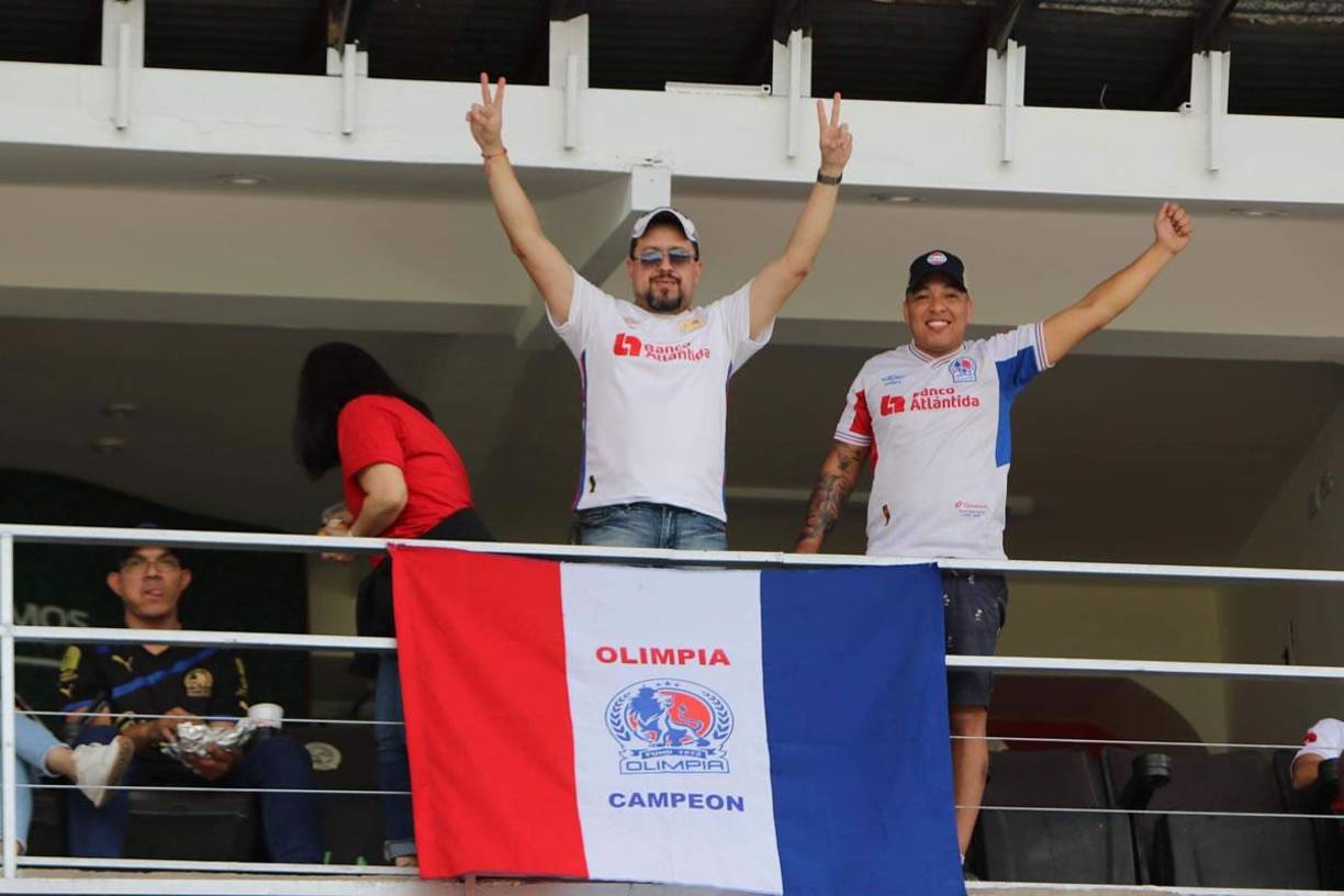 Estos aficionados del Olimpia sonríen a la cámara de Diario La Prensa desde el palco del estadio capitalino.