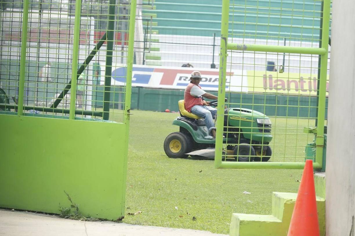 La gran final entre Marathón vs Olimpia arranca a las 3 de la tarde en el estadio Yankel Rosenthal. ‘Peluche‘, encargado del mantenimiento de la grama.