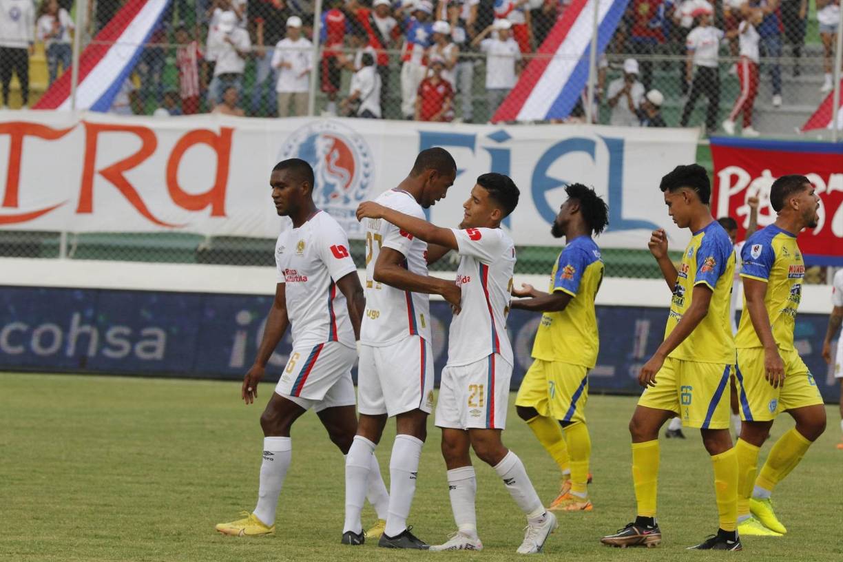 Sin presión y con el único objetivo de darle movilidad a sus jugadores, el Olimpia se dio un festín en el Carlos Miranda de Comayagua, donde recetó tremenda paliza 6-0 al Victoria de La Ceiba.