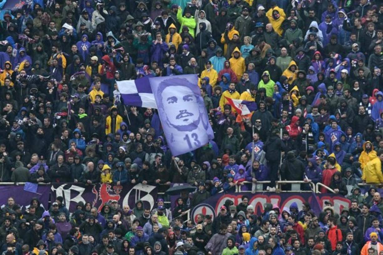 Los minutos de silencio no suelen durar 60 segundos, pero el de este domingo en el estadio Artemio Franchi se prolongó más, como si nadie se atreviese a interrumpirlo.