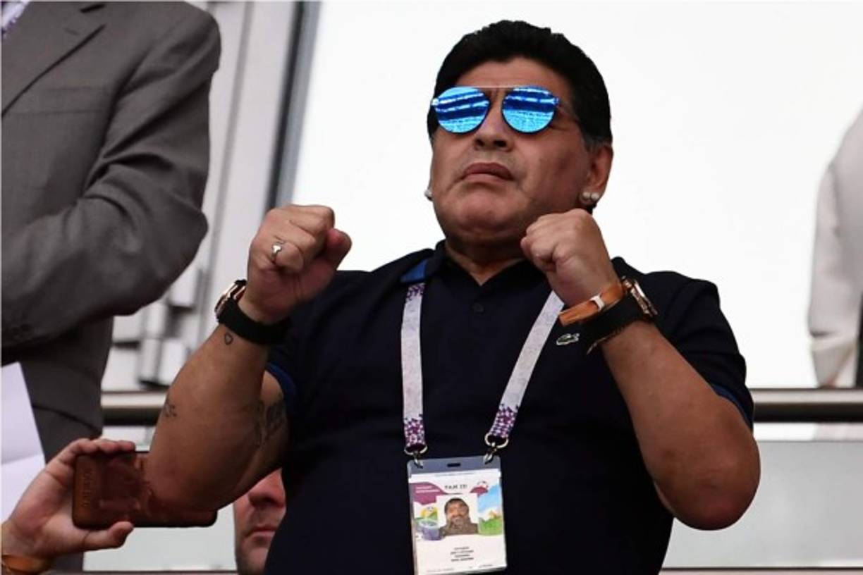 Diego Maradona se ofrece para dirigir a la Selección de Argentina. 'Sí y lo haría gratuitamente. No pediría nada a cambio', señaló en declaraciones a Telesur. El 'Pelusa' ya fue el seleccionador de la Albiceleste en el Mundial de Sudádrica.