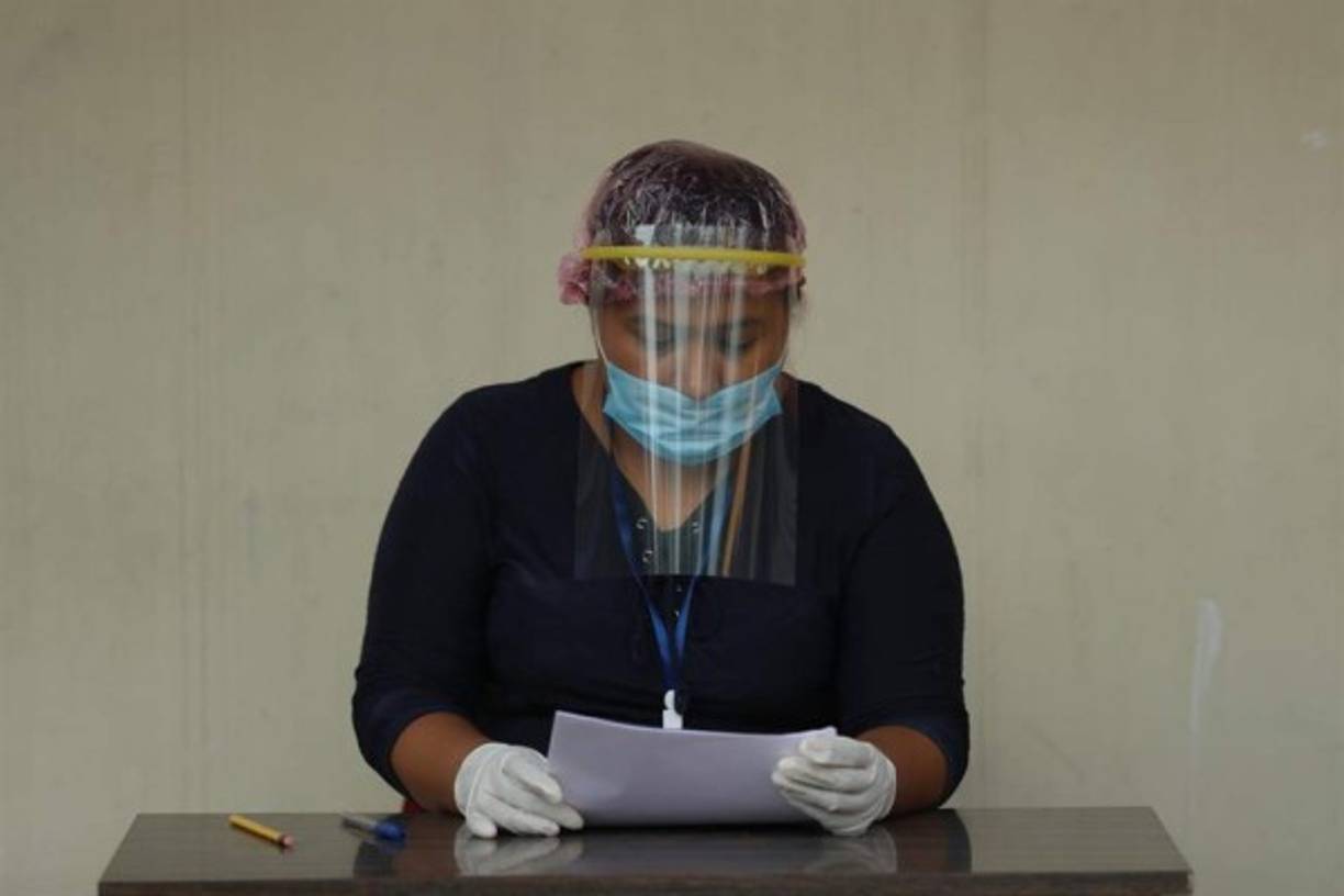 Autoridades de la Facultad de Ingeniería y Arquitectura (FIA) de la UES entregarán este lunes 100 viseras a médicos, enfermeras y demás personal de salud del estatal Hospital Nacional Saldaña, donde se atienden a pacientes con COVID-19.