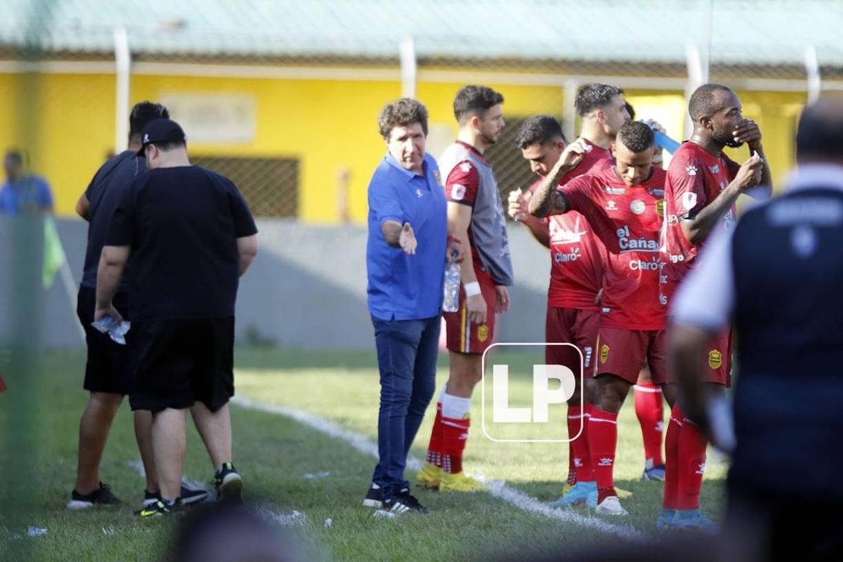 Héctor Vargas dando indicaciones a sus jugadores durante una pausa de hidratación.