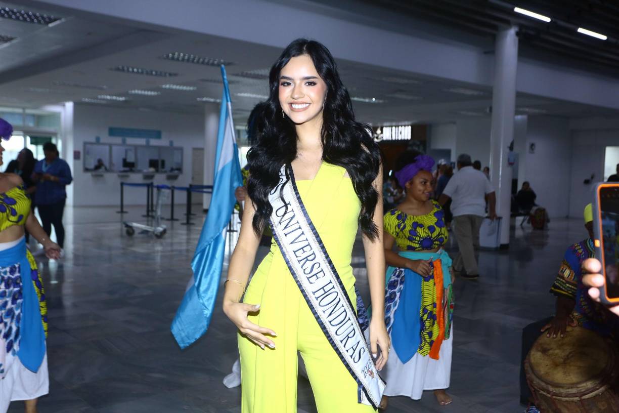La bella<u><a rel="nofollow" href="https://www.laprensa.hn/fotogalerias/farandula/honduras-espectaculos-duena-miss-universo-destaca-miss-honduras-zu-clemente-MC16052619#image-1"> Zuheilyn Clemente,</a></u> actual<b> Miss Honduras Universo,</b> emprendió este jueves, 02 de noviembre, su viaje a San Salvador para alinear detalles previo a la competencia del certamen de belleza más importante del mundo.