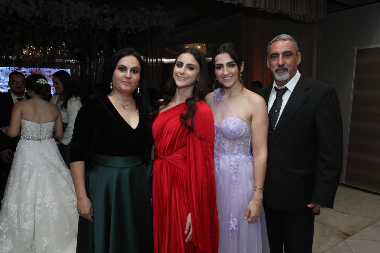 Amor, elegancia y fiesta, tres palabras claves en la celebración de los nuevos esposos, Miguel Canahuati y Nicole Almassou, quienes contrajeron nupcias ante la Ley divina. Más de un centenar de familiares y amistades se hicieron presentes para compartir esta alegría en la unión realizada. El Club Hondureño Árabe fue sede de la recepción, lugar que lució embellecido gracias a la reconocida planeadora de eventos Irela Pérez. Claudia, Julinne, Diana y Basem Hasbun