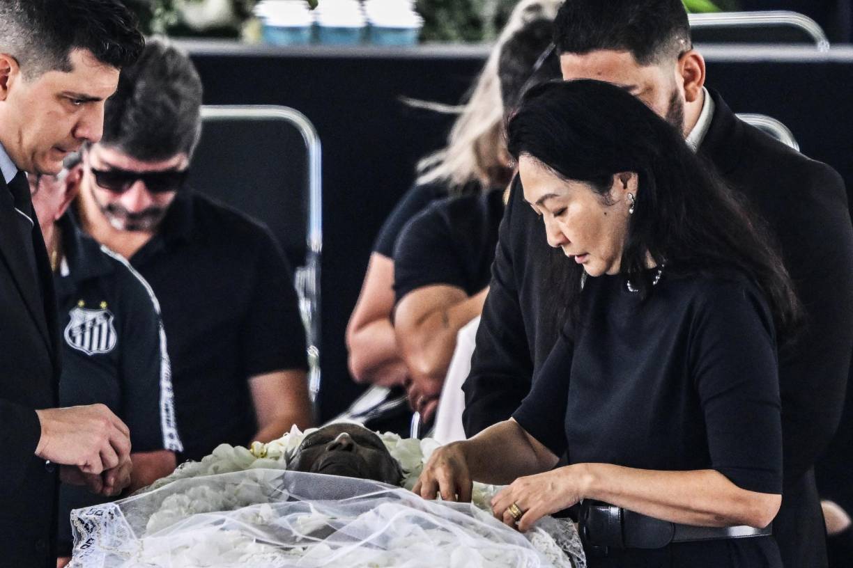 Marcia Cibele Aoki, tercera esposa del exdelantero, fue una de las primeras en acercarse. Vestida de negro y entre lágrimas, pasó la mano sobre la cabeza del astro, con quien se casó en 2016. 