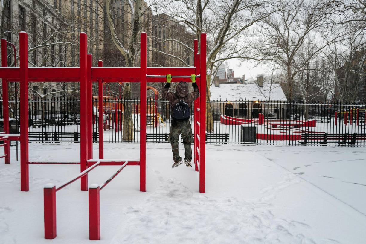 Tras un largo fin de semana prolongado, las caída de la nieve en la madrugada del martes provocó al norte de Nueva York, en el condado residencial de Westminster, algunas perturbaciones en el tráfico y cierre de escuelas.