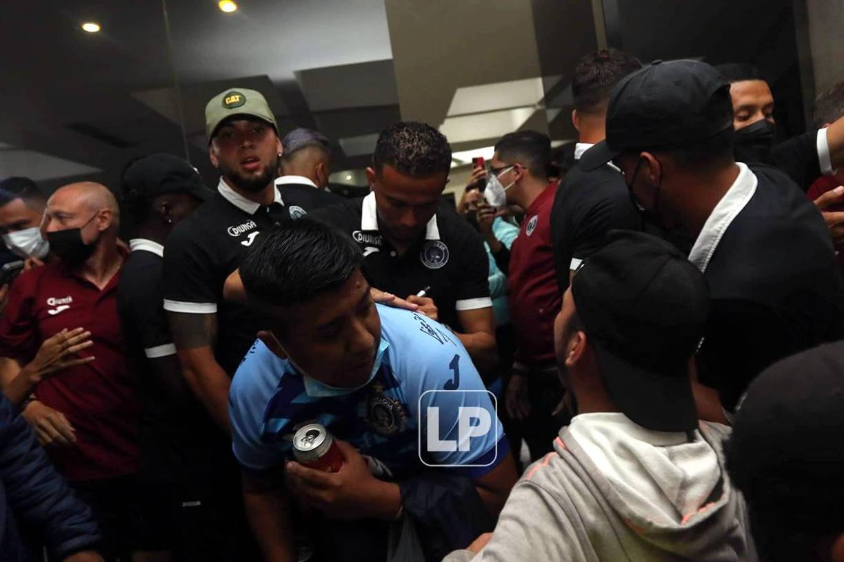 ‘El Colocho‘ Martínez firmando autógrafos a los aficionados motagüenses.