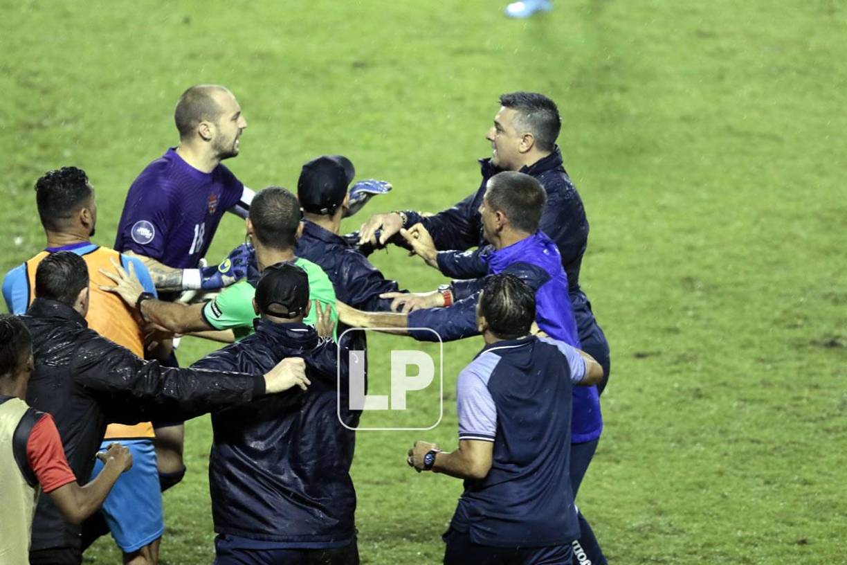 El portero canadiense Milan Borjan también intentó controlar a Diego Vázquez.