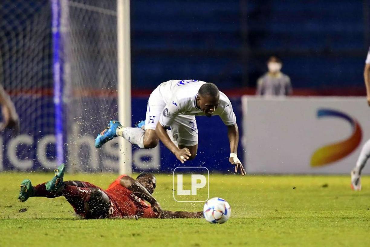 La dura falta de Junior Hoilett contra Deiby Flores.