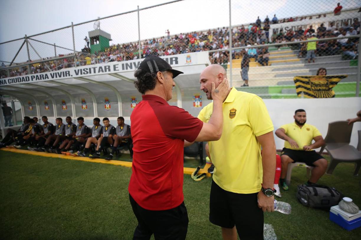Pedro Troglio y Palomo Rodríguez se dieron un efusivo saludo previo al pitazo inicial en el Olimpia vs Real España.