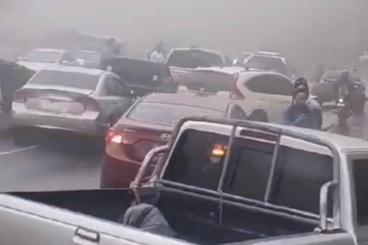 Una colisión múltiple de más de 20 vehículos se registró en la mañana de este lunes en la carretera CA-5, a la altura del desvío El Durazno, salida de Tegucialpa al norte de Honduras.