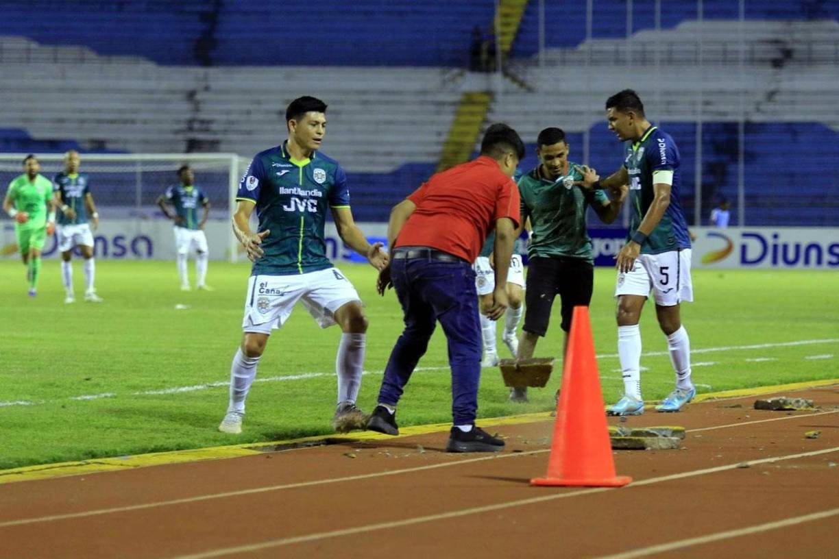 Aficionados quebraron trozos de concreto del estadio Olímpico para lanzarlo a los hinchas del Real España.