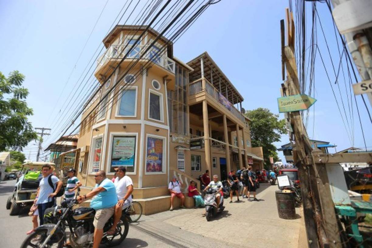 Utila Princess ofrece el servicio de un ferry que sale todos los días desde las 6:20 am desde el muelle de cabotaje en La Ceiba, Atlántida.