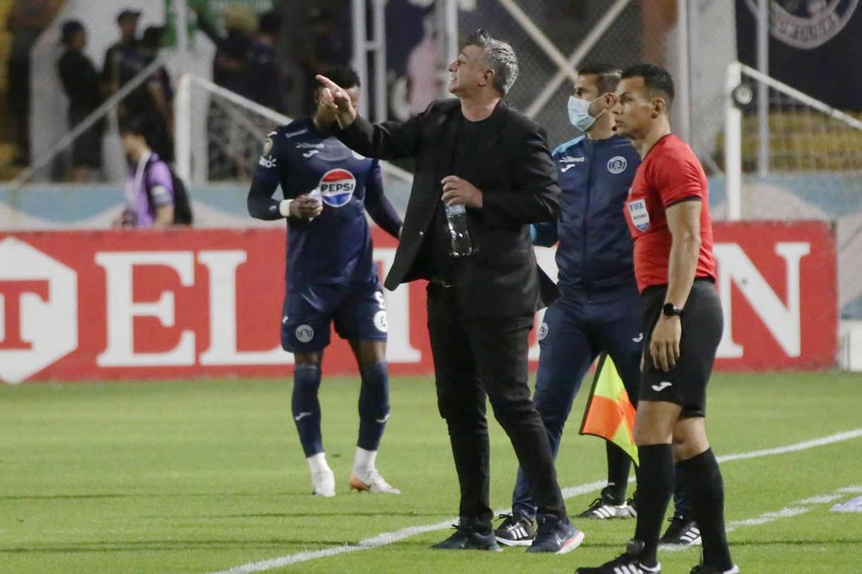 Diego Vázquez dando indicaciones a sus jugadores durante el partido ante Olancho.