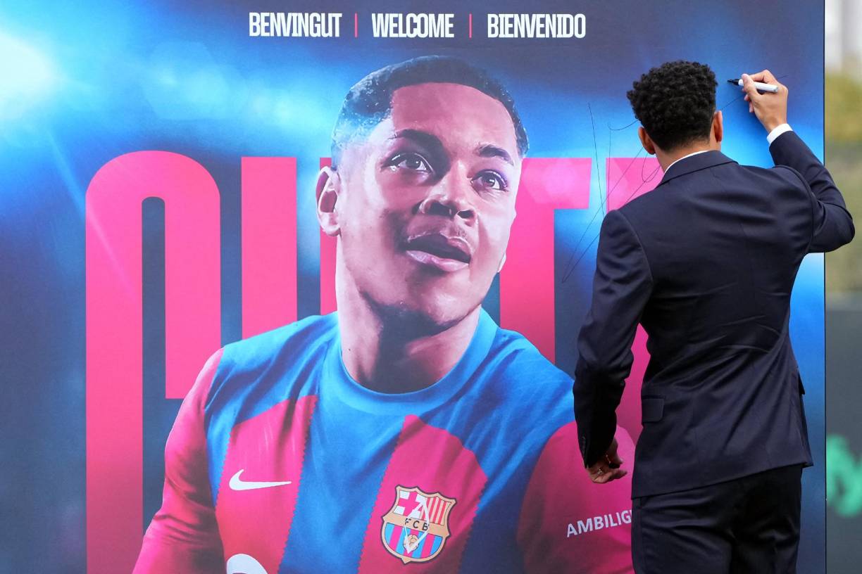 Vitor Roque también firmó una lona con su imagen que será subastada por la fundación del club.