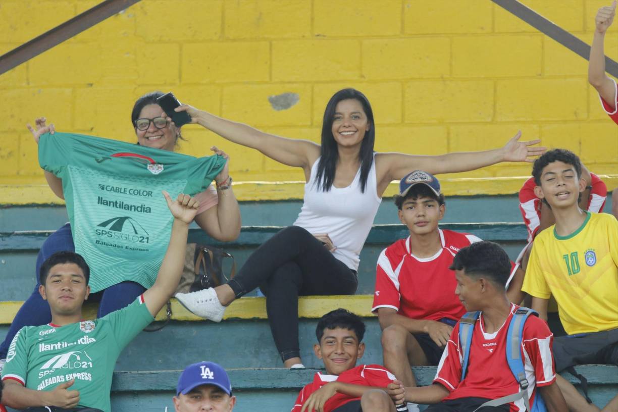 Y las aficionadas tampoco se quedaron atrás y enamoraron con su presencia en las graderías.