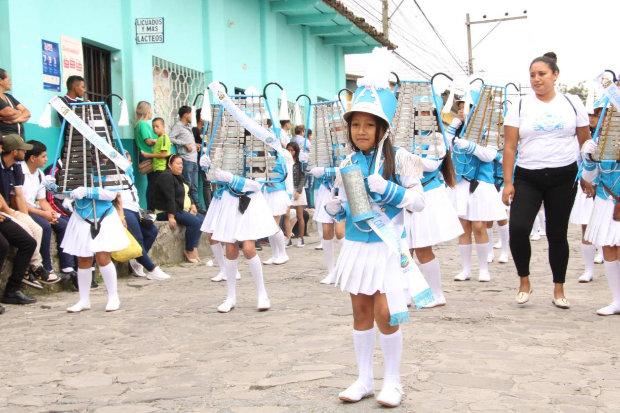 Con trajes elegantes, los músicos no solo interpretaron melodías tradicionales de Honduras, sino también ritmos que resuenan en la actualidad. 