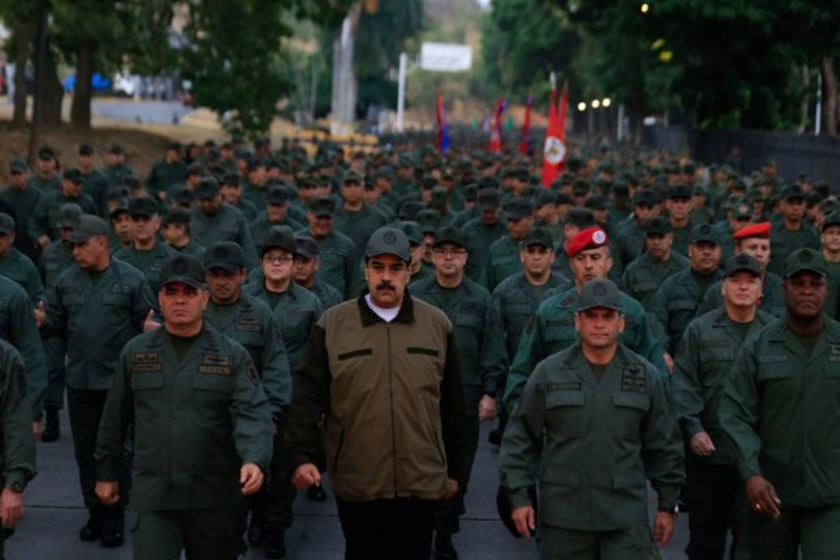 Tras un alzamiento militar que desató las tensiones en Caracas, el presidente de Venezuela, Nicolás Maduro, madrugó este jueves para liderar un desfile militar en la capital venezolana con el fin de exhibir el apoyo de las Fuerzas Armadas, que lo mantienen en el poder.