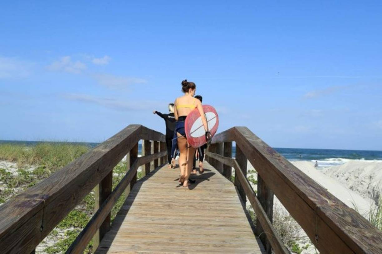 Florida sigue bajo una orden de confinamiento obligatorio que mantiene cerrados todos los negocios que no son esenciales y a la gente en sus casas, salvo para comprar productos básicos, trabajar en casos especiales y hacer ejercicio.