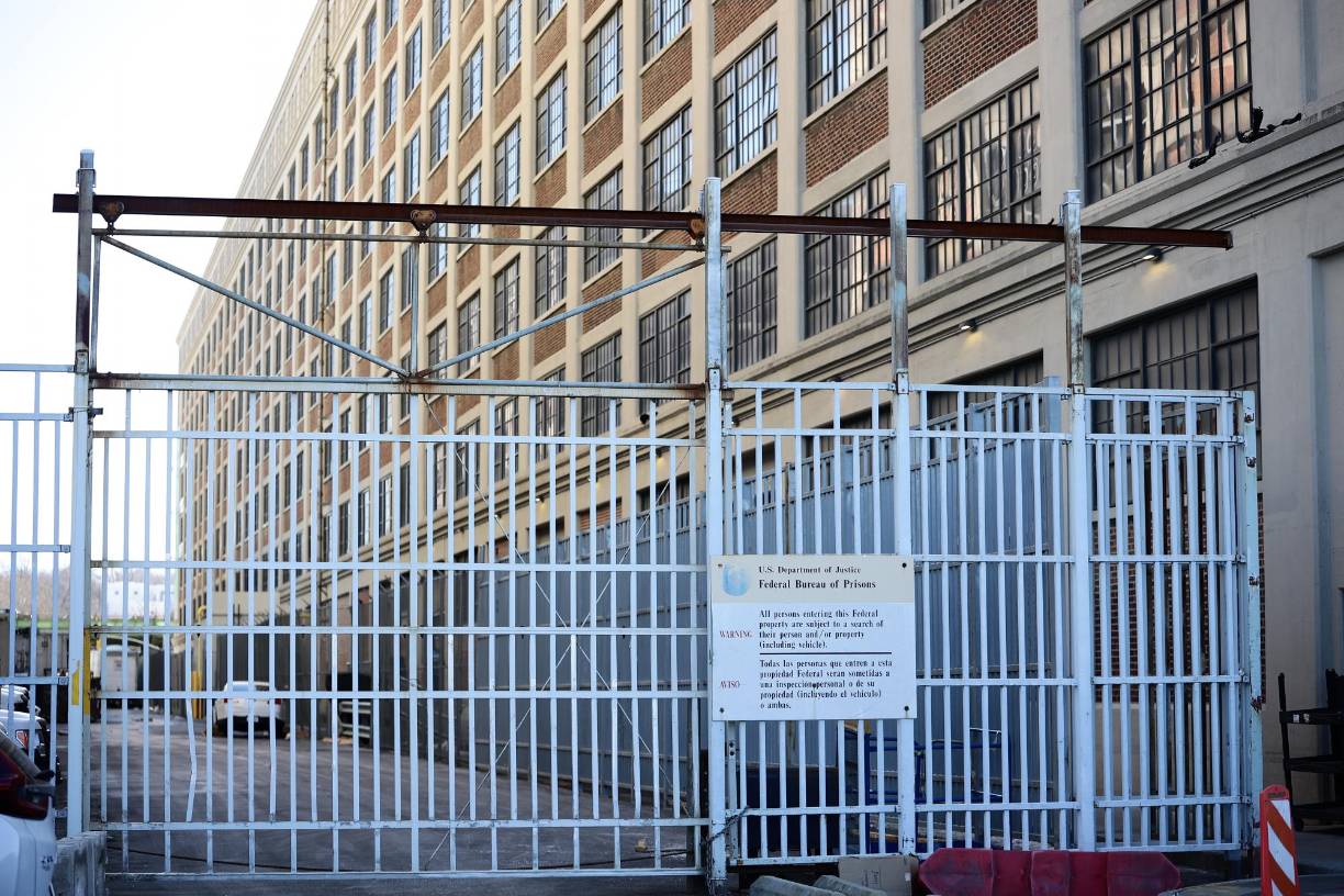 En sus pequeñas celdas con ventanas opacas, pasan sus días y noches, la única apertura está en la puerta, destinada únicamente a la entrega de alimentos, pero permanece cerrada la mayor parte del día.