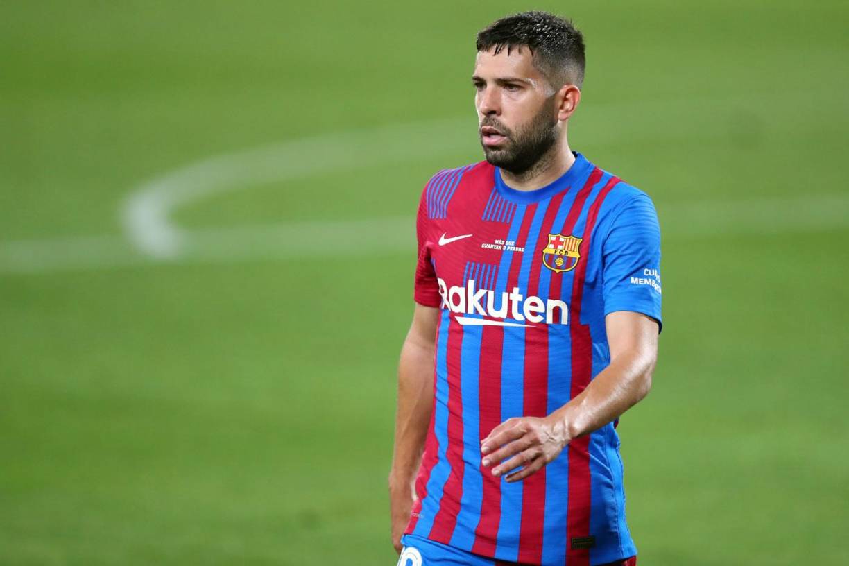El lateral del Barcelona, Jordi Alba, quien está concentrado con España para esta primera etapa de la UEFA Nations League, aseguró en vísperas del partido del domingo contra la República Checa que los cuatro capitanes barcelonistas “siempre estarán comprometidos” con el club y que si este, por su actual situación, “no puede fichar” a grandes jugadores, habrá que acudir a los jóvenes de La Masía.