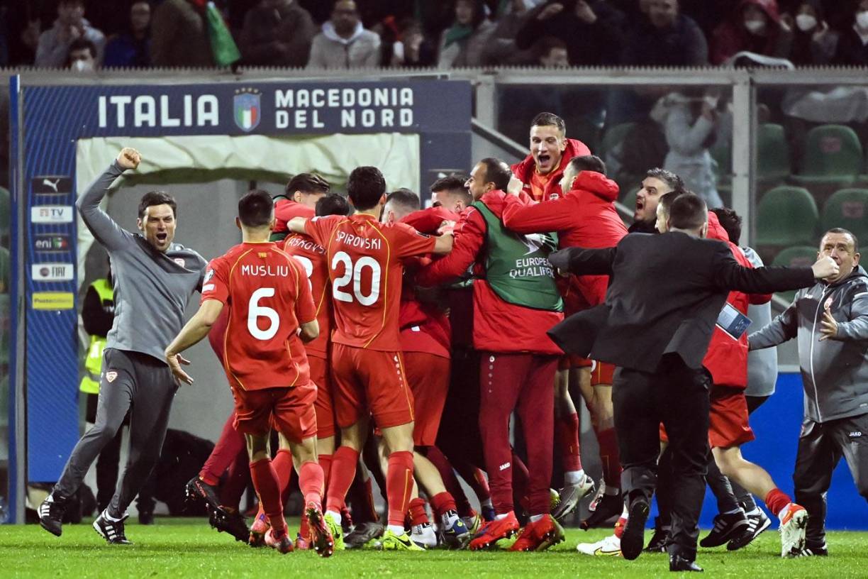 La celebración de los jugadores de Macedonia del Norte tras el golazo de Aleksandar Trajkovski.