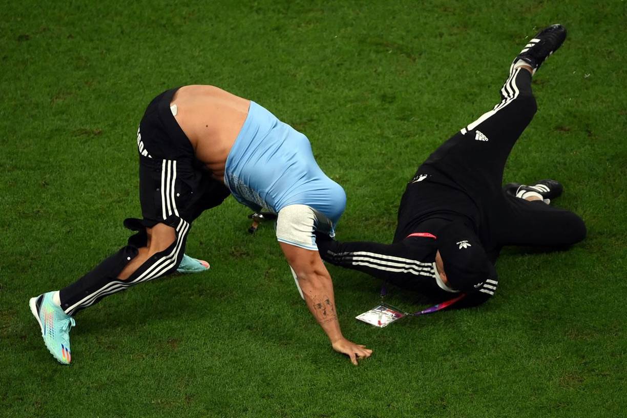 Un intruso se metió al campo de juego tras el gol de penal de Lionel Messi.
