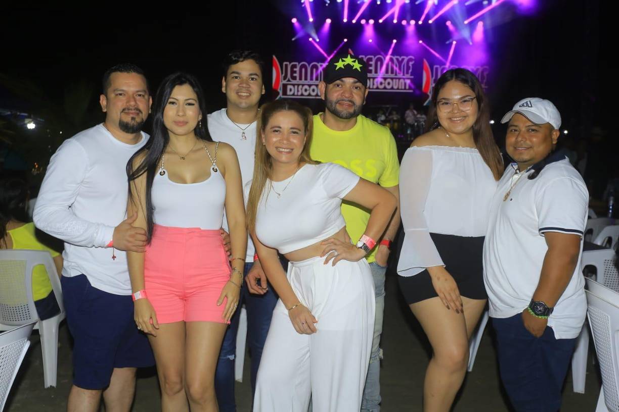 El concierto del artista colombiano se celebra en el hotel Honduras Playa .