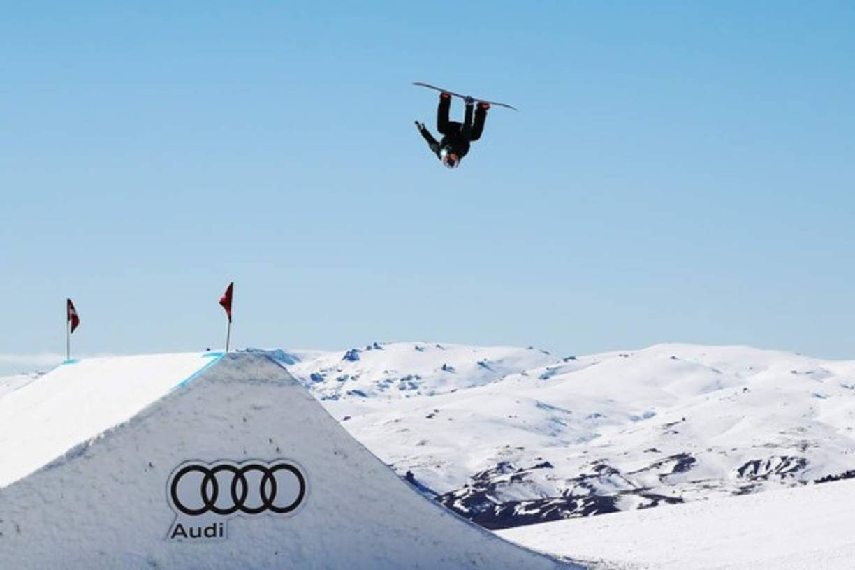 SNOWBOARD. Vuelo nevado. El neozelandés Zoi Sadowski Synnott vuela en la World Cup que se disputa en Alpine Resort, en Cardrona, Nueva Zelanda.