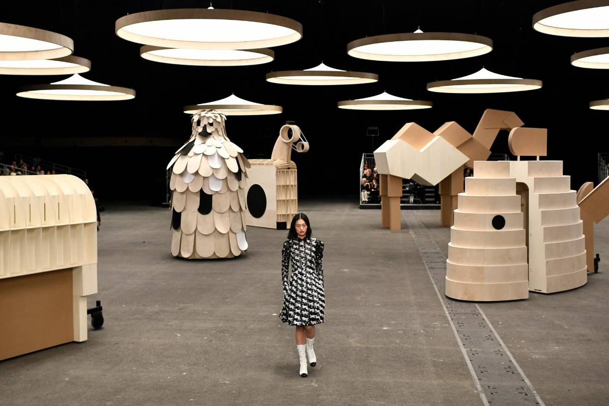 “Virginie Viard me pidió si podía trabajar en torno a la idea del apartamento de Gabrielle Chanel y sus figuras de animal. Me pareció interesante partir de esto y evocar nuestra relación con lo animal, en constante evolución en nuestras sociedades”, señaló el artista Veilhan en una nota a los asistentes.