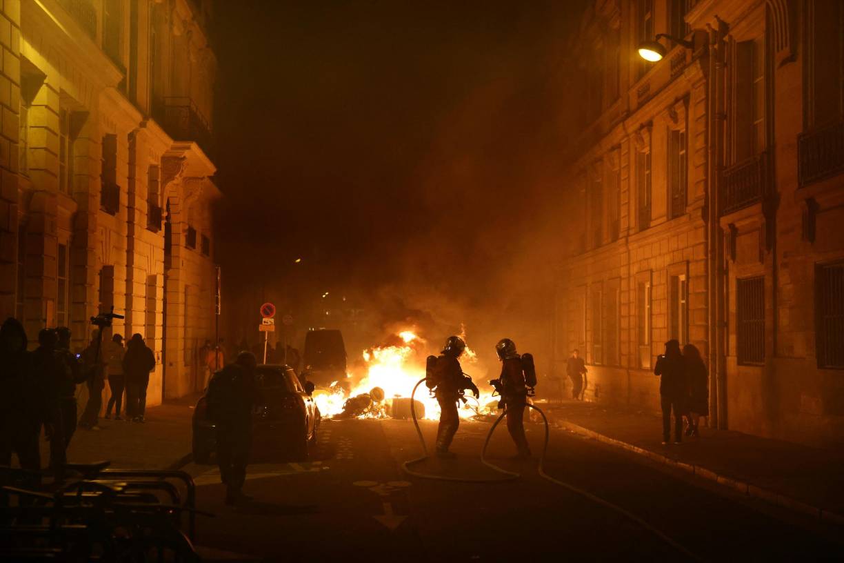 Las fuerzas de seguridad intervinieron este jueves por la noche en la plaza de la Concordia, en el corazón de <b>París</b>, para dispersar a miles de manifestantes que protestaban contra la reforma de las pensiones cerca de la cámara de diputados.