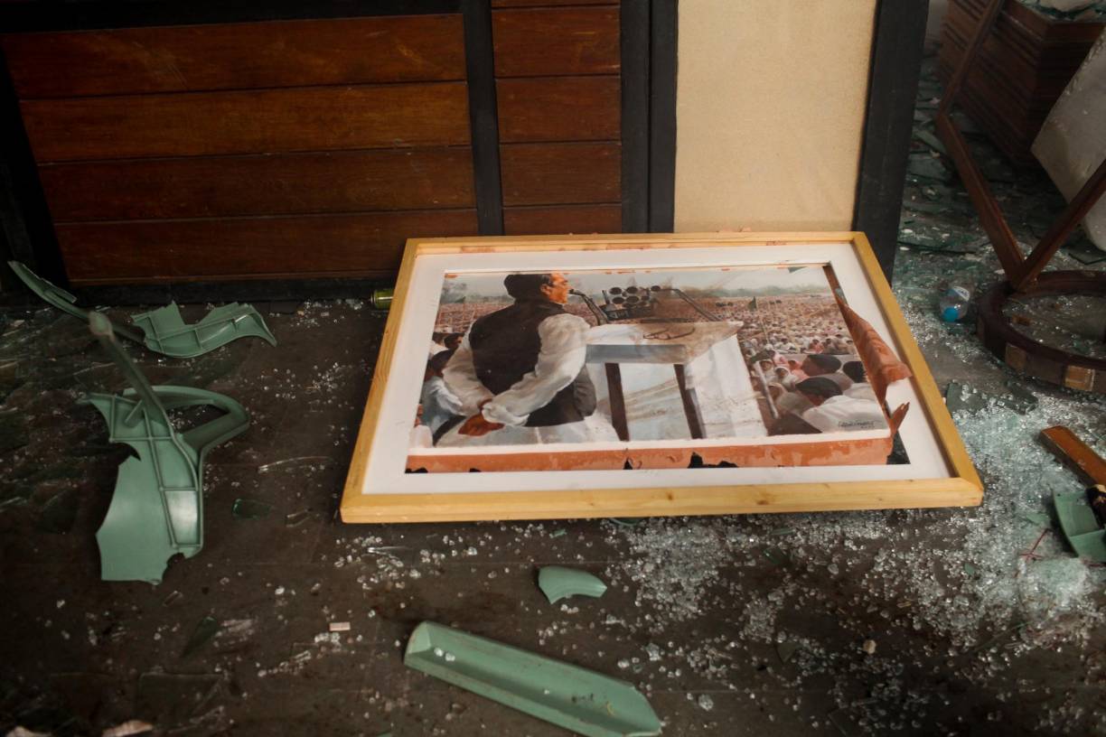 Miles de manifestantes antigubernamentales irrumpieron en la residencia oficial de la primera ministra, según imágenes de la televisión.