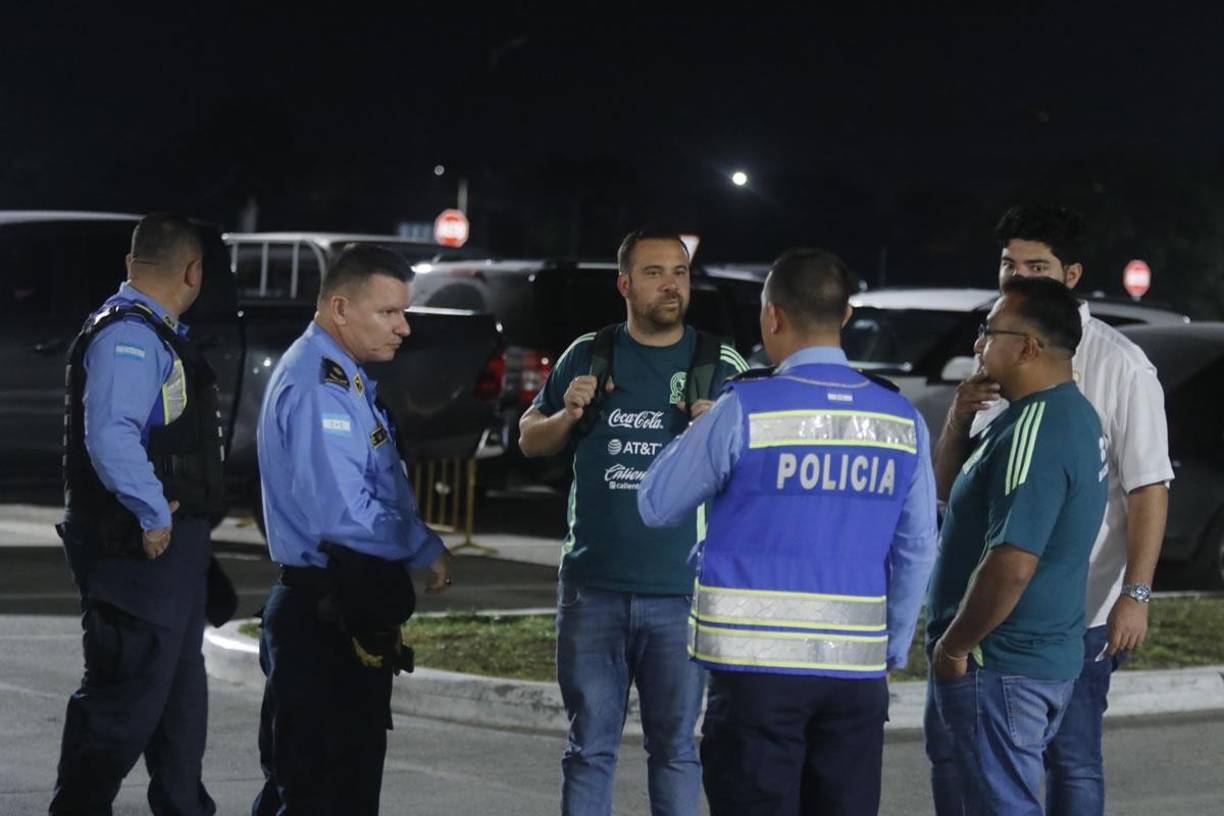 La Policía Nacional resguardó la seguridad de la expedición de la selección mexicana a su llegada a San Pedro Sula.