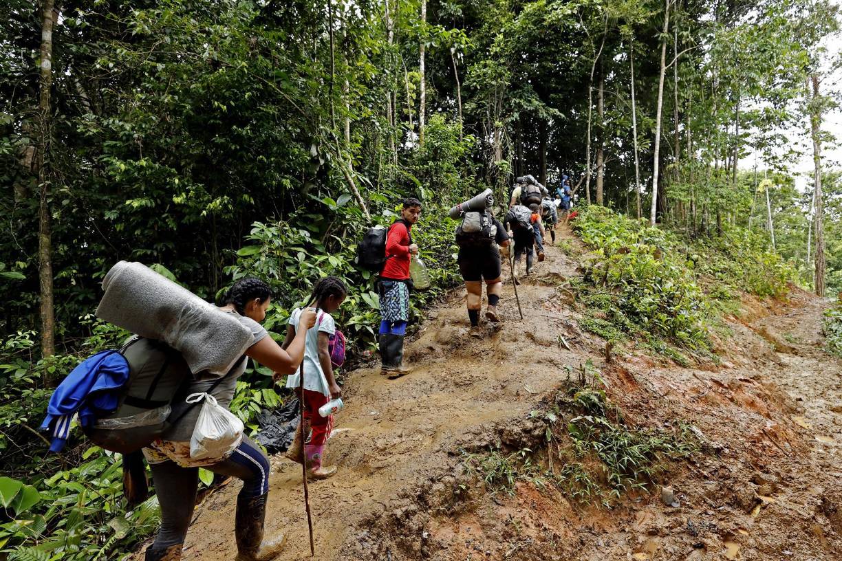 Miles de migrantes venezolanos se juegan la vida en la selva del Darién, considerada una de las rutas migratorias más peligrosas del mundo, tanto por su propio entorno salvaje como por la presencia de grupos armados y del crimen organizado que la ha utilizado durante décadas para el tráfico ilegal de drogas, armas y personas.