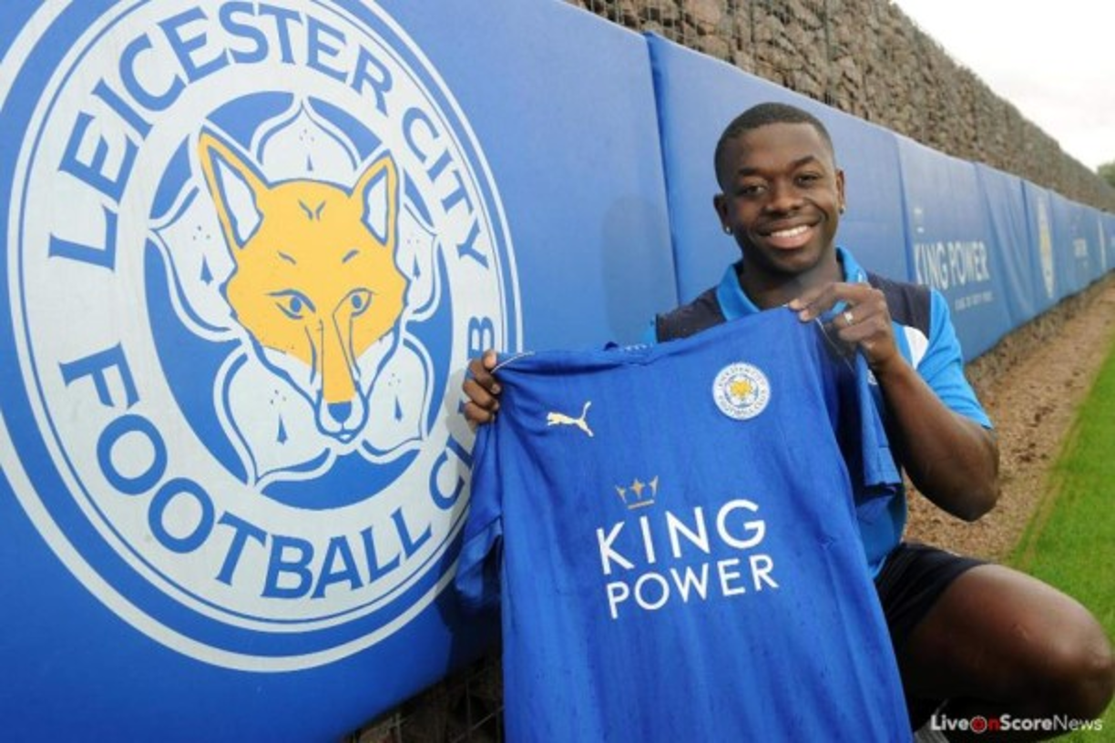 Manchester City's English forward Raheem Sterling (L) is closed down by Chelsea's Senegalese goalkeeper Edouard Mendy during the UEFA Champions League final football match between Manchester City and Chelsea at the Dragao stadium in Porto on May 29, 2021. (Photo by SUSANA VERA / POOL / AFP)