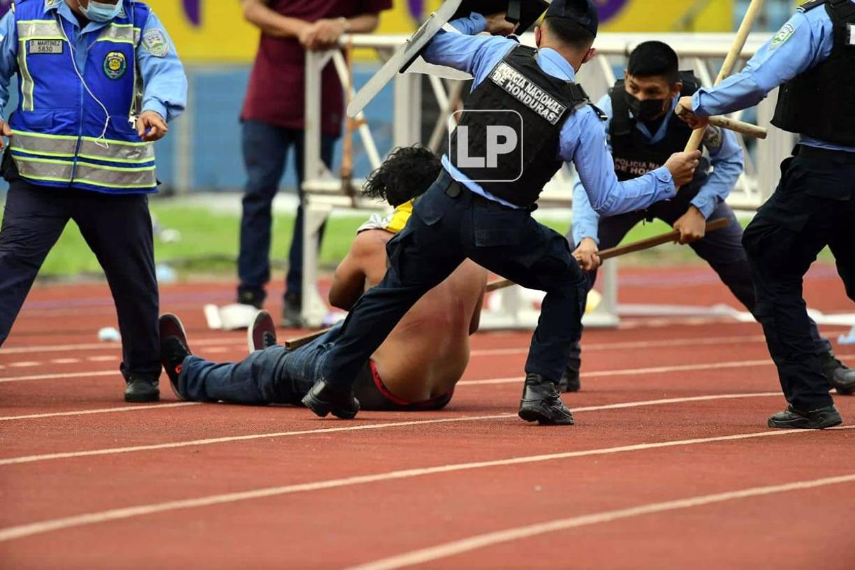 Miembros de la Policía Nacional agarran a palazos a este aficionado del Real España.