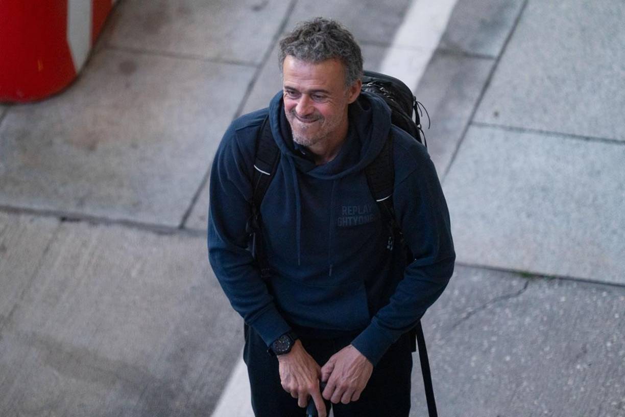Luis Enrique se mostró más sonriente a su regreso al aeropuerto de Madrid Barajas-Adolfo Suárez, procedente de Doha.