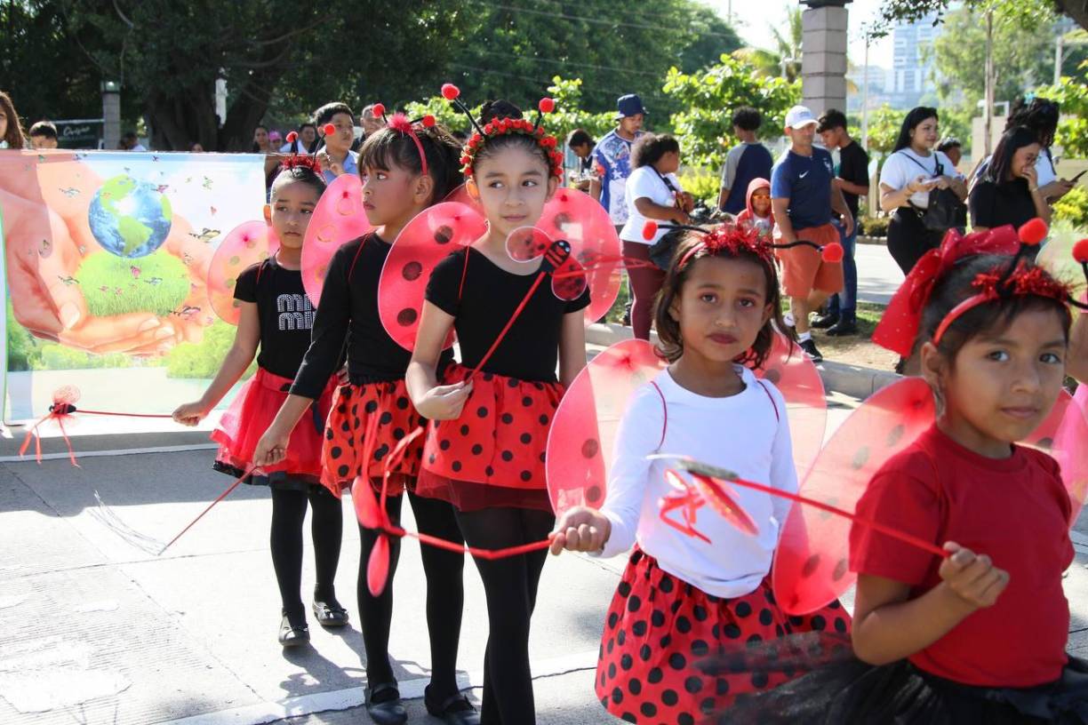 Mientras tanto, el distrito 6 se desplazó desde el barrio El Guanacaste hasta la Concha Acústica del Parque Central. 