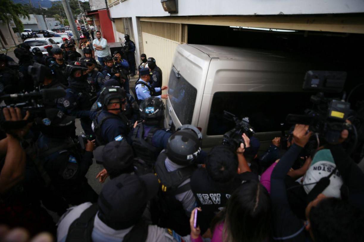 Familiares y amigos de Romeo Vásquez, llegaron a las instalaciones de Dipampco en Tegucigalpa, a mostrar su apoyo al exjefe del Estado Mayor Conjunto de las Fuerzas Armadas de Honduras.