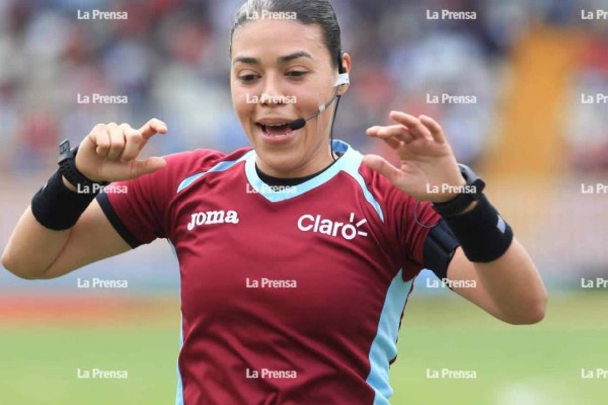 2015 se convierte en la primer árbitra hondureña en participar en un Mundial femenino de Fútbol que se desarrolló en Canadá.