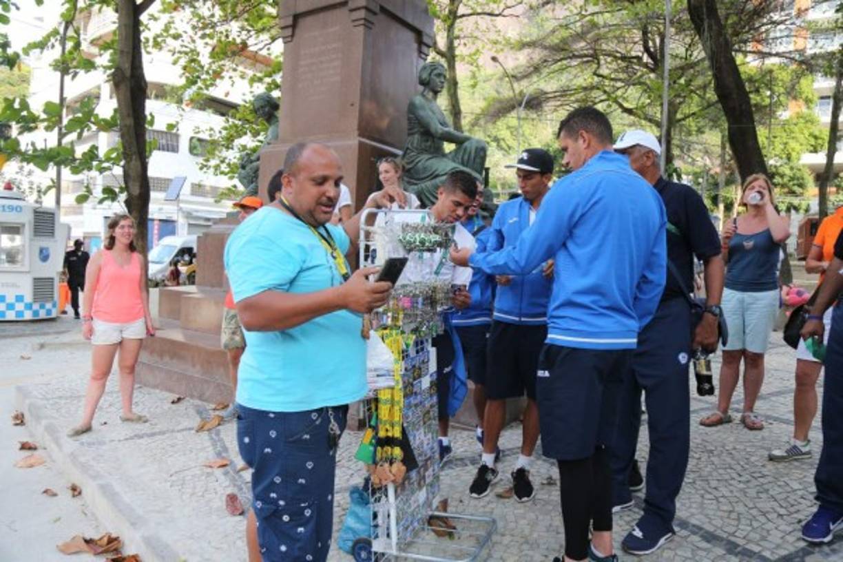 Los jugadores de la Sub 23 también vieron algunos recuerdo como llaveros y postales en las calles de Río de Janeiro.
