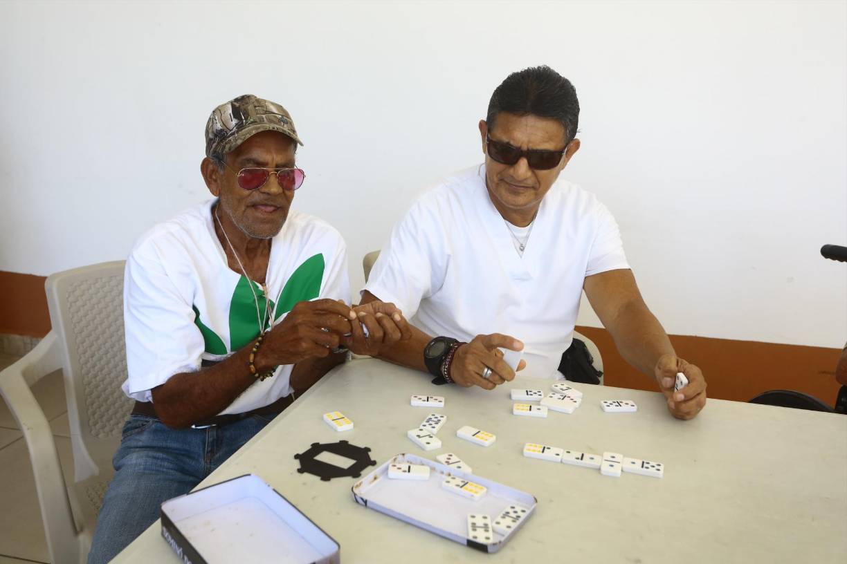 Al ser consultado sobre qué lo motivó a estudiar enfermería, reveló que durante muchos años luchó contra el alcoholismo, y que un día, cuando se encontraba en el hospital Leonardo Martínez, llegó un hombre en estado de ebriedad a la sala de desintoxicación, pero nadie quería bañarlo, así que se ofreció como voluntario. 