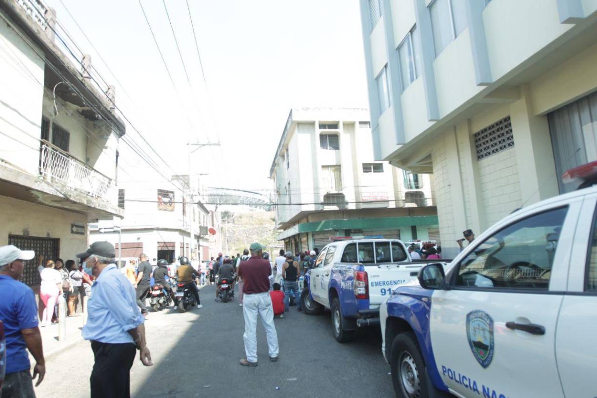 En las imágenes se ve a Kelvin en medio de los cuerpos que se encuentra inertes en el suelo.