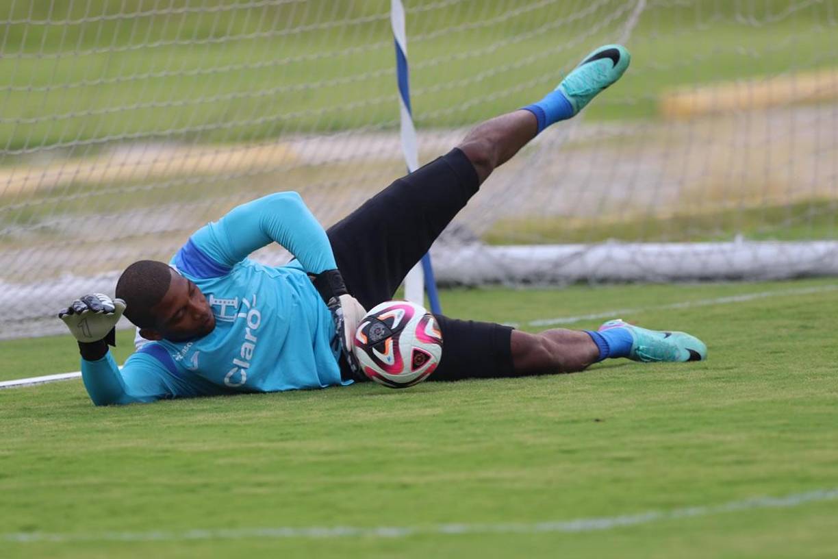 ’Buba’ López encabezó el grupo de cuatro porteros en la convocatoria.