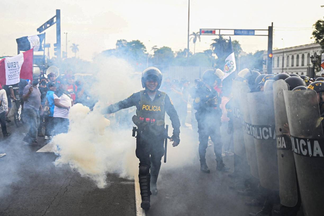 La policía desplegó “11.800 efectivos en las calles para el control de disturbios, tenemos más de 120 camionetas y 49 vehículos militares, y también la participación de las fuerzas armadas”, aseguró el jefe de la Región Policial Lima, general Víctor Zanabría.