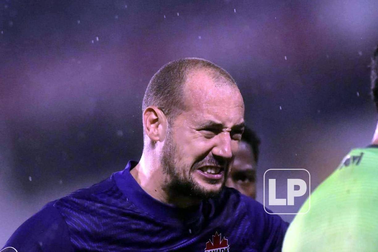 El tremendo enfado del portero de Canadá, Milan Borjan, con el árbitro guatemalteco Mario Escobar por una expulsión en su equipo.