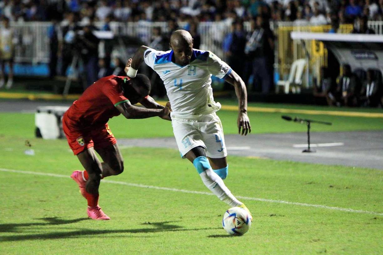 Ricky Zapata corriendo por la banda izquierda ante la marca de un defensa granadino.